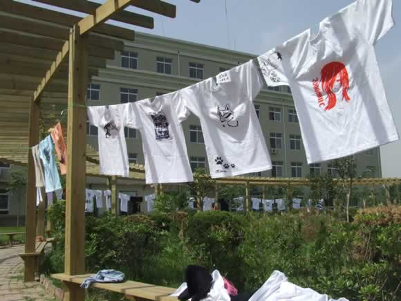 我院05服装丝网手印T恤作品展在郑东校区举行