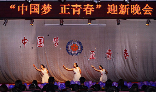 青春放歌 众彩纷呈 ——2015级新生迎新晚会欢乐上演 青春放歌 众彩纷呈 ——2015级新生迎新晚会欢乐上演