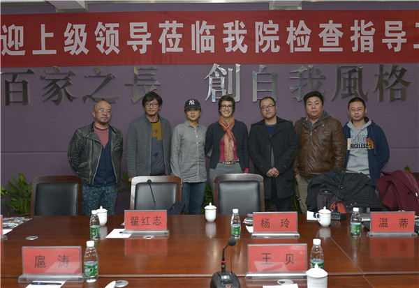 首届“中原国际陶瓷双年展”专家组莅临我院参观指导 首届“中原国际陶瓷双年展”专家组莅临我院参观指导