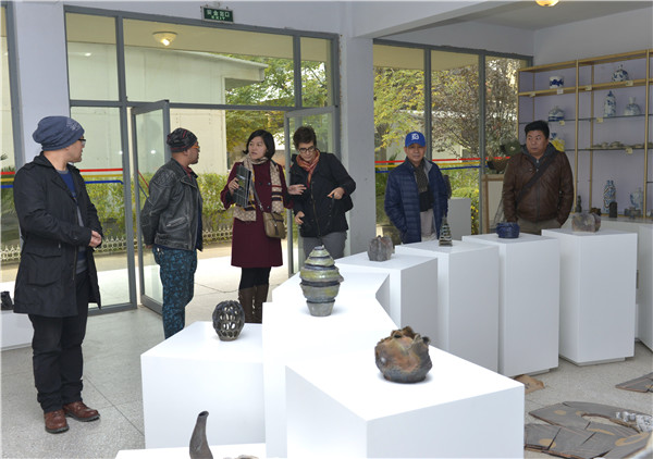 首届“中原国际陶瓷双年展”专家组莅临我院参观指导 首届“中原国际陶瓷双年展”专家组莅临我院参观指导