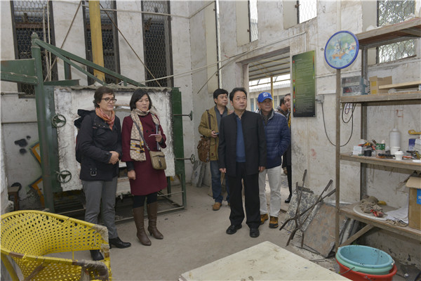 首届“中原国际陶瓷双年展”专家组莅临我院参观指导 首届“中原国际陶瓷双年展”专家组莅临我院参观指导