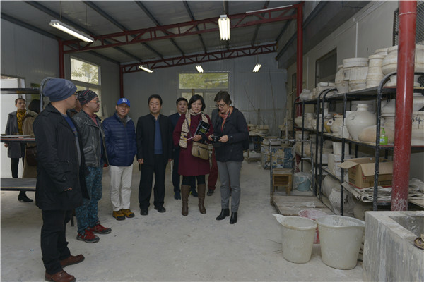 首届“中原国际陶瓷双年展”专家组莅临我院参观指导 首届“中原国际陶瓷双年展”专家组莅临我院参观指导