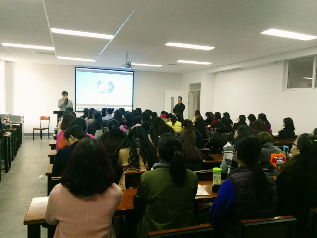 助推践行素质教育—郑东新区中小学美术教师一行参观我院造型艺术系 助推践行素质教育—郑东新区中小学美术教师一行参观我院造型艺术系
