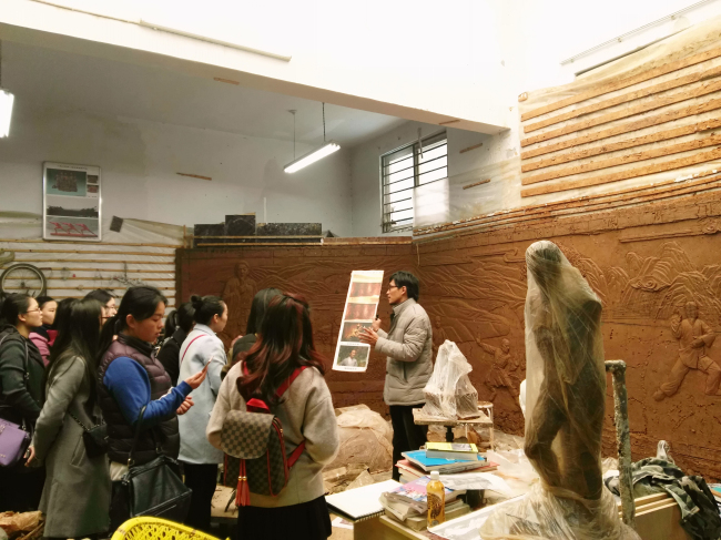 助推践行素质教育—郑东新区中小学美术教师一行参观我院造型艺术系 助推践行素质教育—郑东新区中小学美术教师一行参观我院造型艺术系