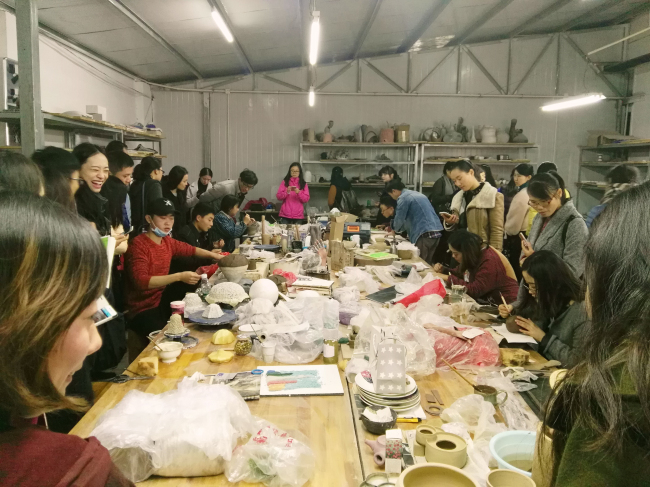 助推践行素质教育—郑东新区中小学美术教师一行参观我院造型艺术系 助推践行素质教育—郑东新区中小学美术教师一行参观我院造型艺术系