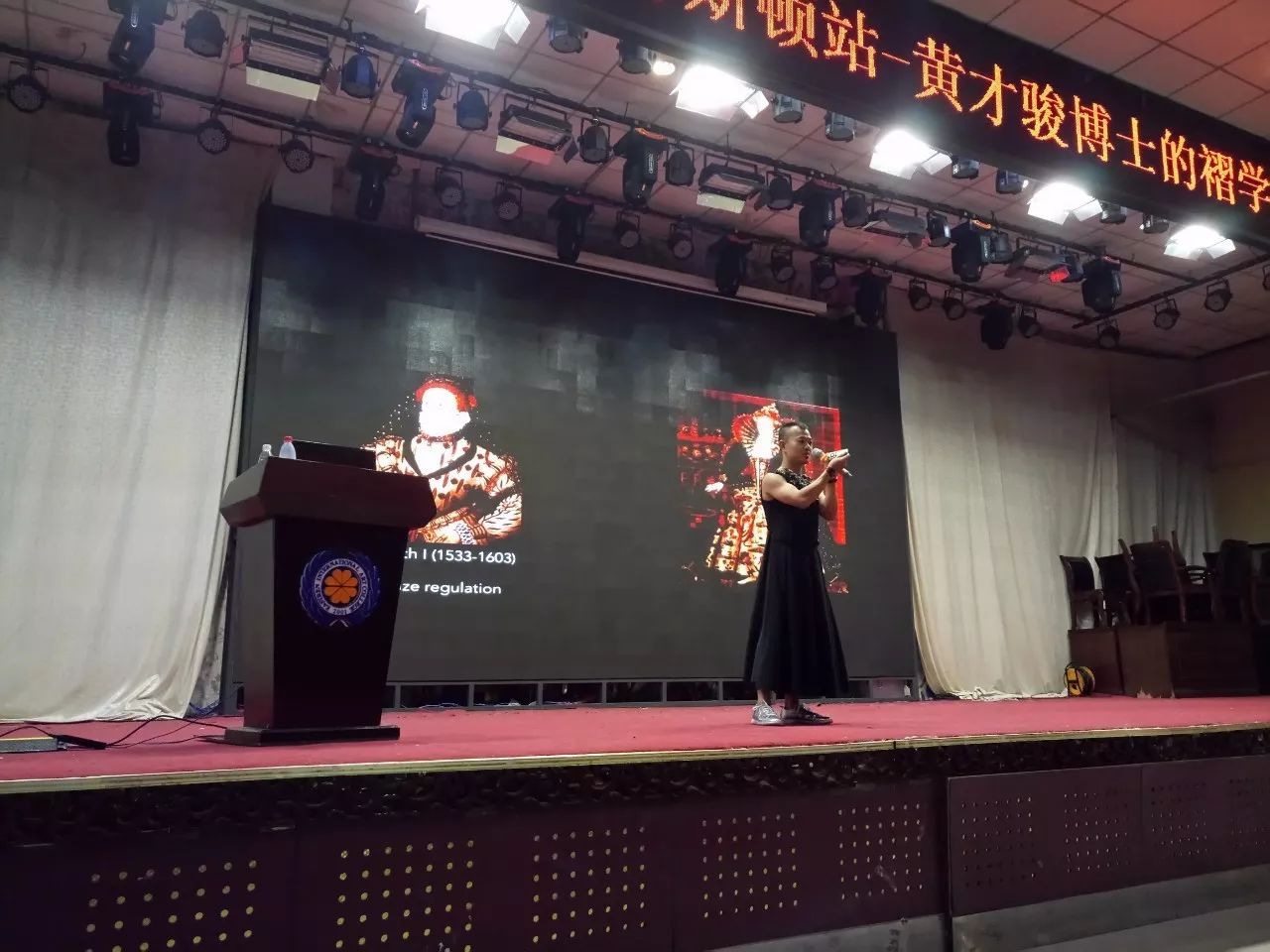 『大师行』褶随形走——黄才骏博士的褶学艺术讲座在我院如期举办 『大师行』褶随形走——黄才骏博士的褶学艺术讲座在我院如期举办