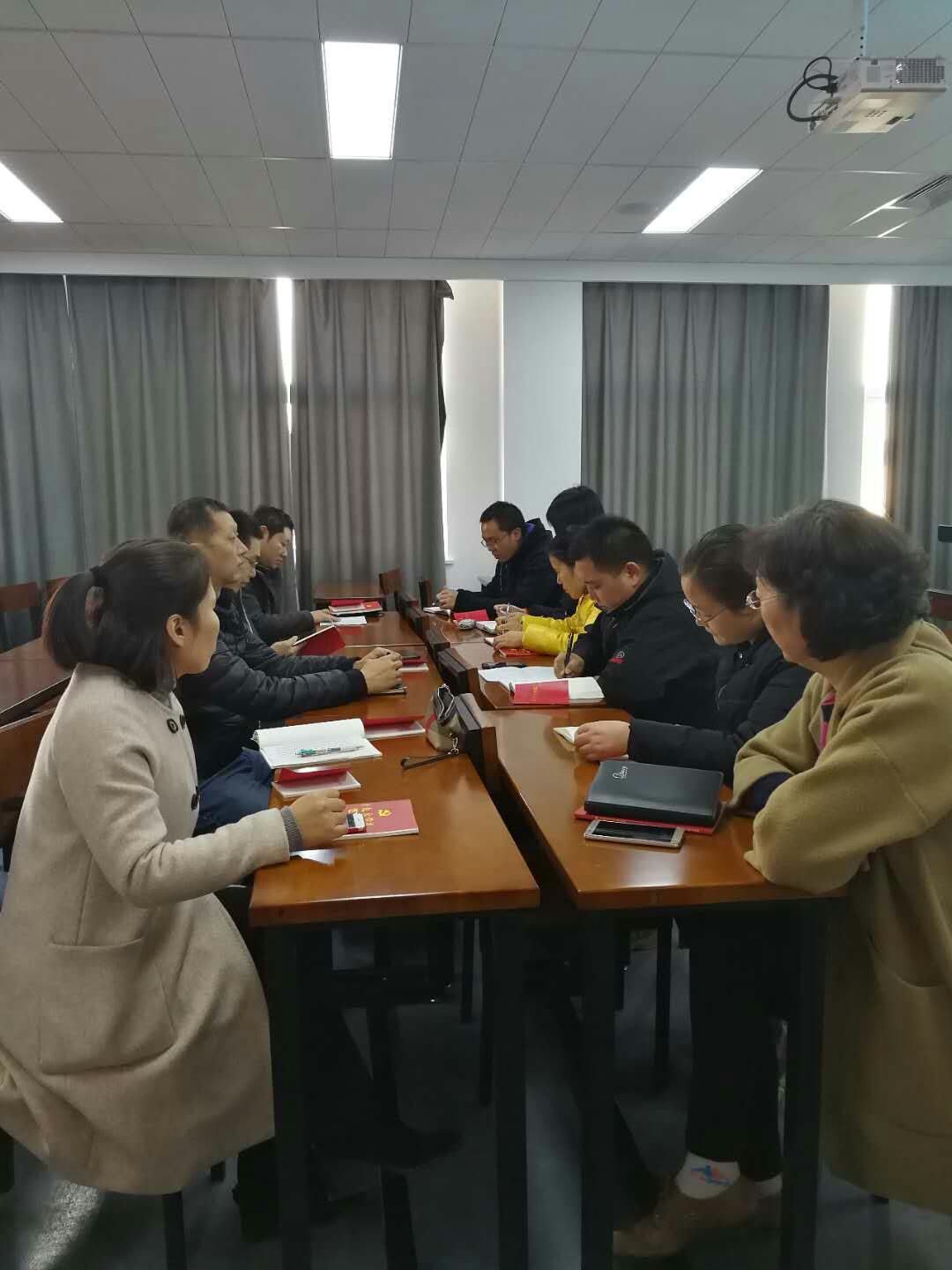  深入学习贯彻党的十九大精神 ——教工第四党小组专题学习讨论   