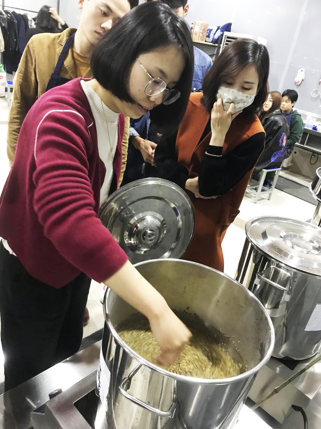 传承匠人精神,体验手工扎染 ——我院邀请张煦林设计师进行植物染工作坊讲学 传承匠人精神,体验手工扎染 ——我院邀请张煦林设计师进行植物染工作坊讲学