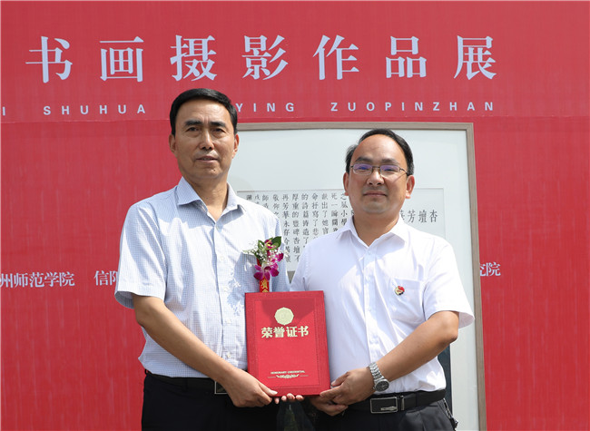我院九幅书画作品捐赠李芳老师生前任教学校 创办人王福祥先生创作书法作品赞誉英雄李芳 我院九幅书画作品捐赠李芳老师生前任教学校 创办人王福祥先生创作书法作品赞誉英雄李芳