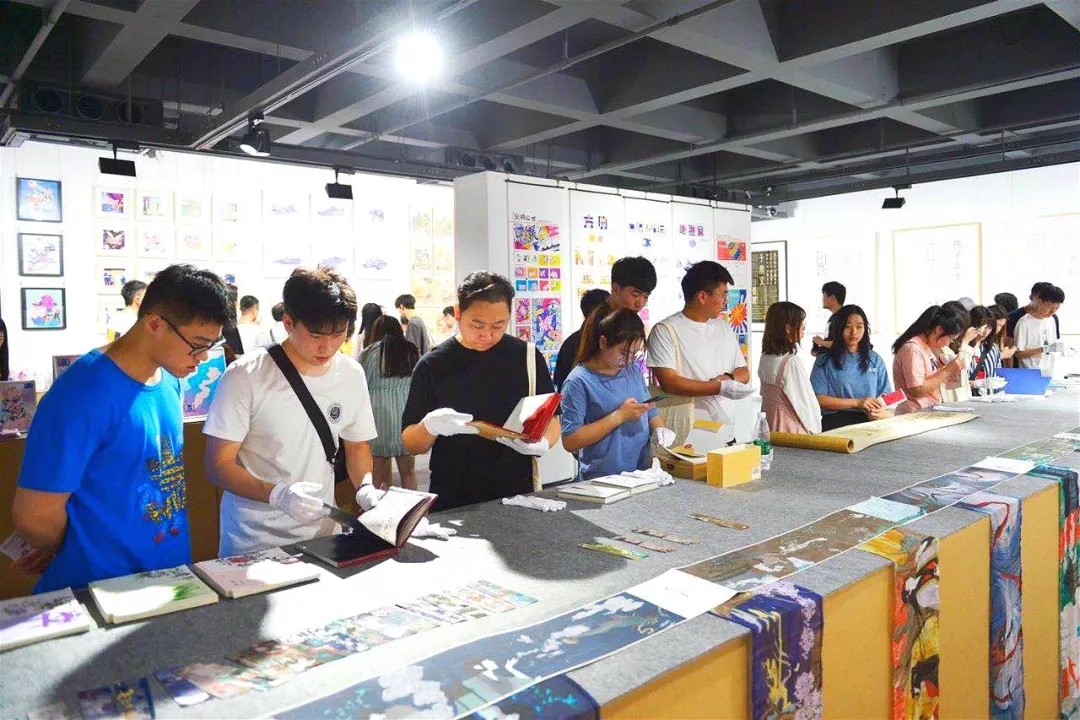 庆祝新中国成立70周年 郑州轻工业大学易斯顿美术学院教师暨2019届毕业生作品展隆重开幕