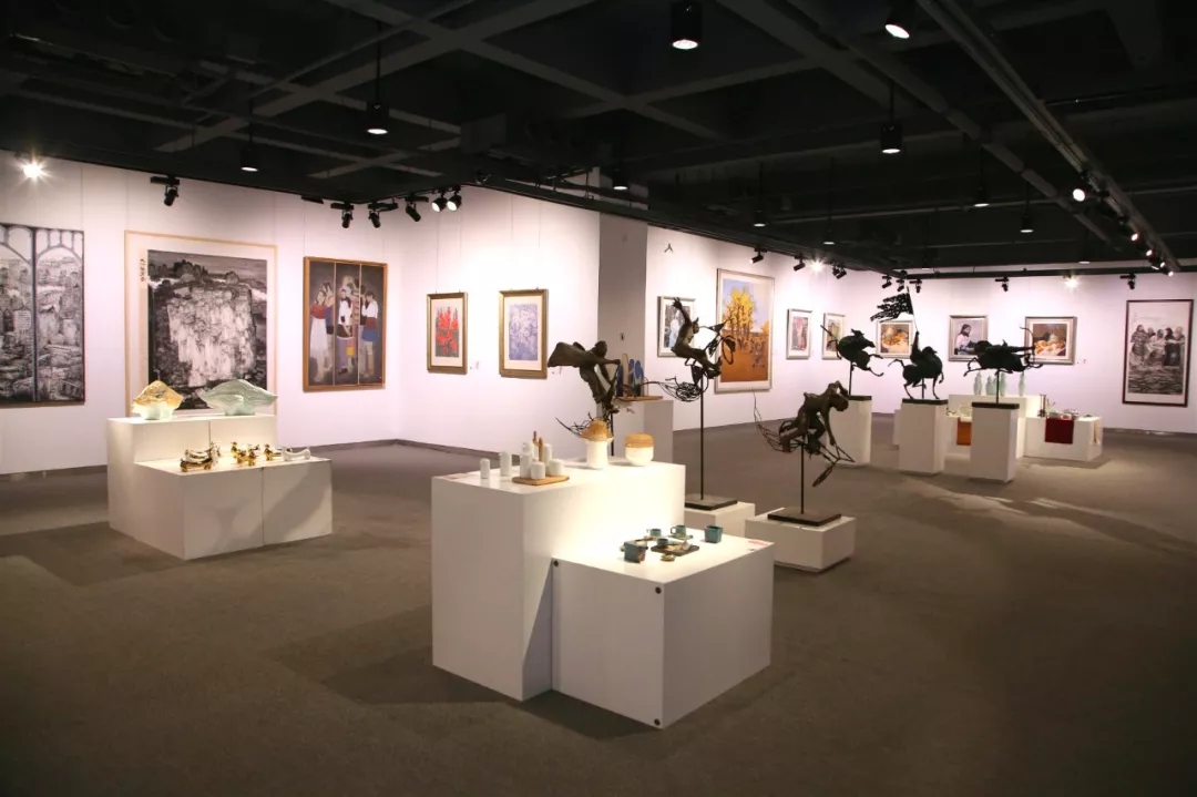 庆祝新中国成立70周年 郑州轻工业大学易斯顿美术学院教师暨2019届毕业生作品展隆重开幕