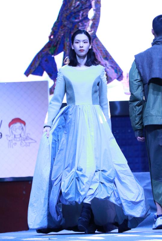 我院举办服装与服饰设计系毕业生作品发布会和炫舞盛典活动 我院举办服装与服饰设计系毕业生作品发布会和炫舞盛典活动