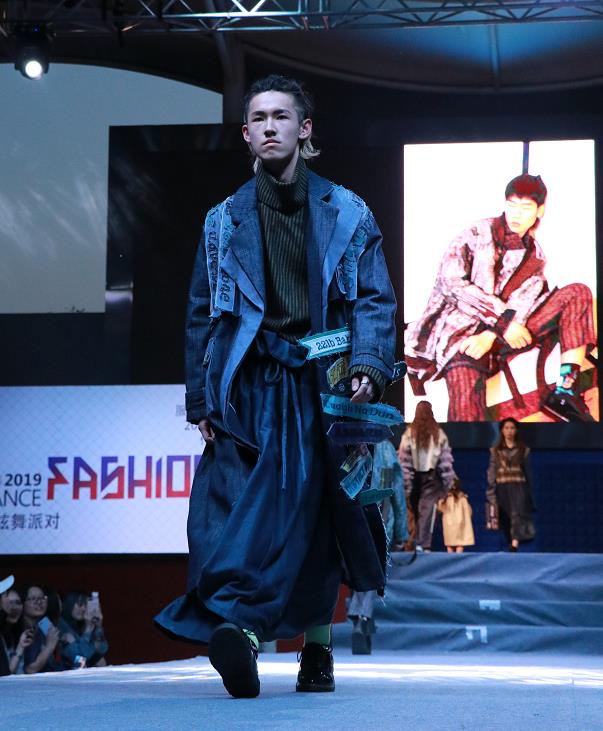 我院举办服装与服饰设计系毕业生作品发布会和炫舞盛典活动 我院举办服装与服饰设计系毕业生作品发布会和炫舞盛典活动