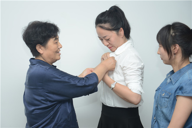 我院党支部开展“佩党徽、亮身份、勇担当、做表率” 主题党日活动 我院党支部开展“佩党徽、亮身份、勇担当、做表率” 主题党日活动