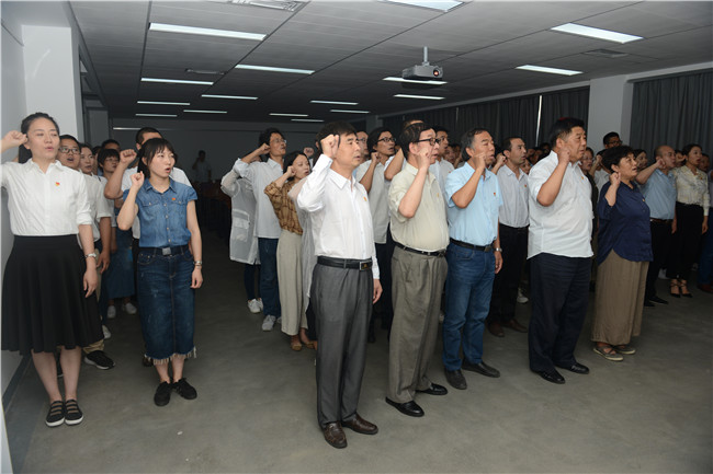 我院党支部开展“佩党徽、亮身份、勇担当、做表率” 主题党日活动 我院党支部开展“佩党徽、亮身份、勇担当、做表率” 主题党日活动