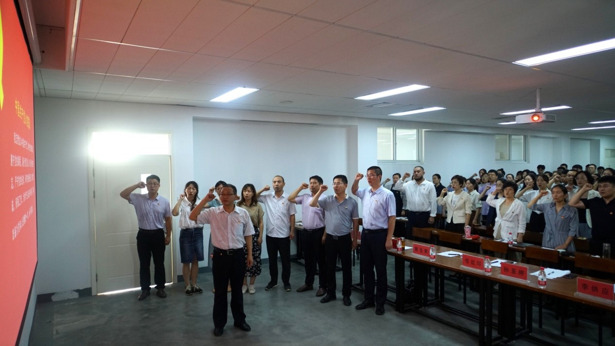 我院举行新党员入党宣誓暨老党员重温入党誓词活动 我院举行新党员入党宣誓暨老党员重温入党誓词活动