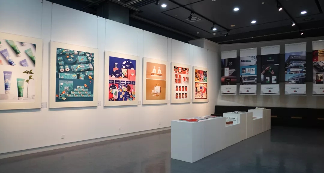 我院建院20周年师生优秀作品展隆重开幕 我院建院20周年师生优秀作品展隆重开幕