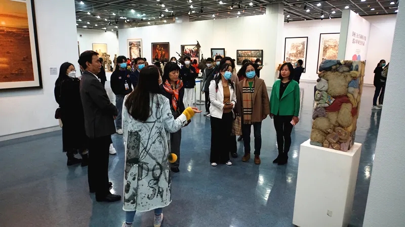 省艺术教育有关专家领导参观我院建院20周年师生优秀作品展 省艺术教育有关专家领导参观我院建院20周年师生优秀作品展